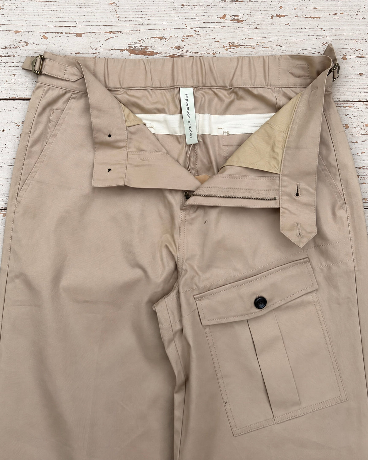 Supermoon Field Trousers in cotton twill, product image 4. close up of waist and pockets 