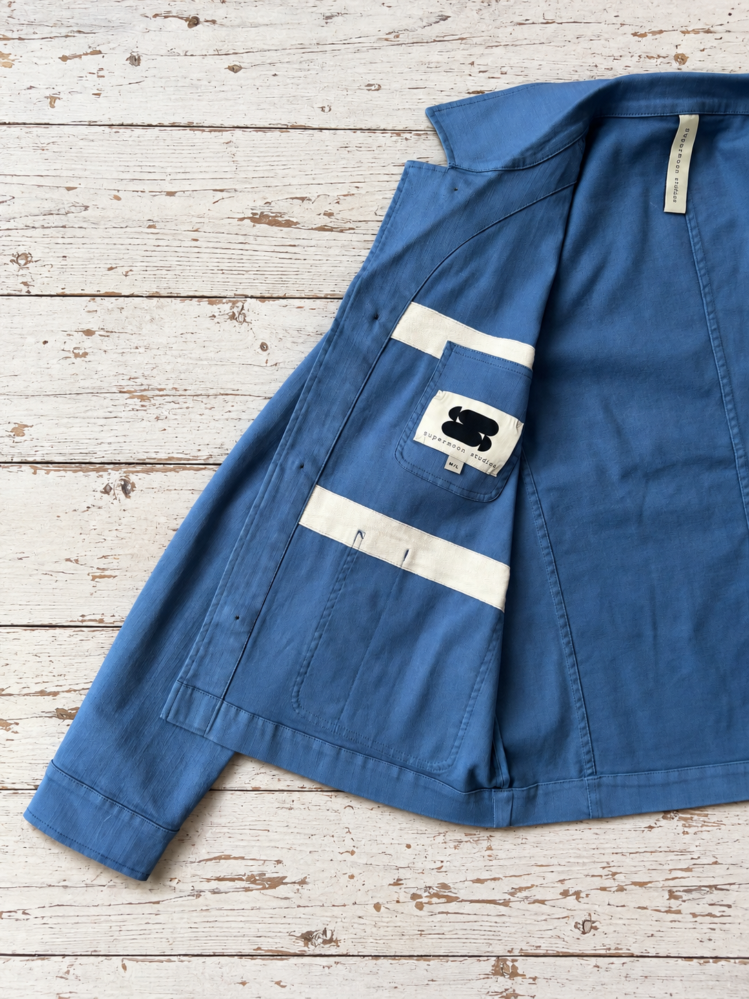 Supermoon Joiner's Jacket in stretch cotton, product image 6. internal view showing label and internal pocket with cotton herringbone tape details .